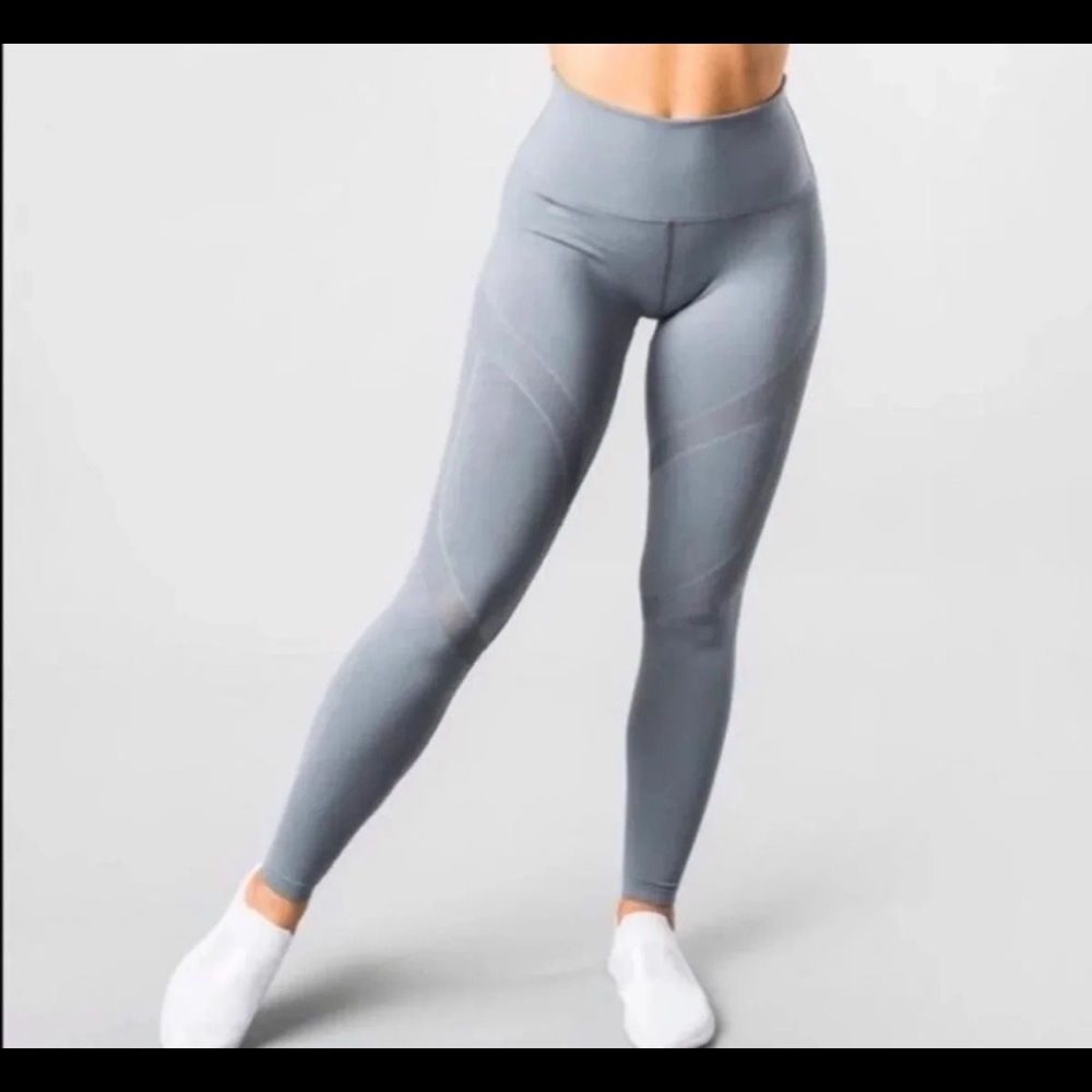 Light Grey Alphalete Aero Leggings Size Medium Gem